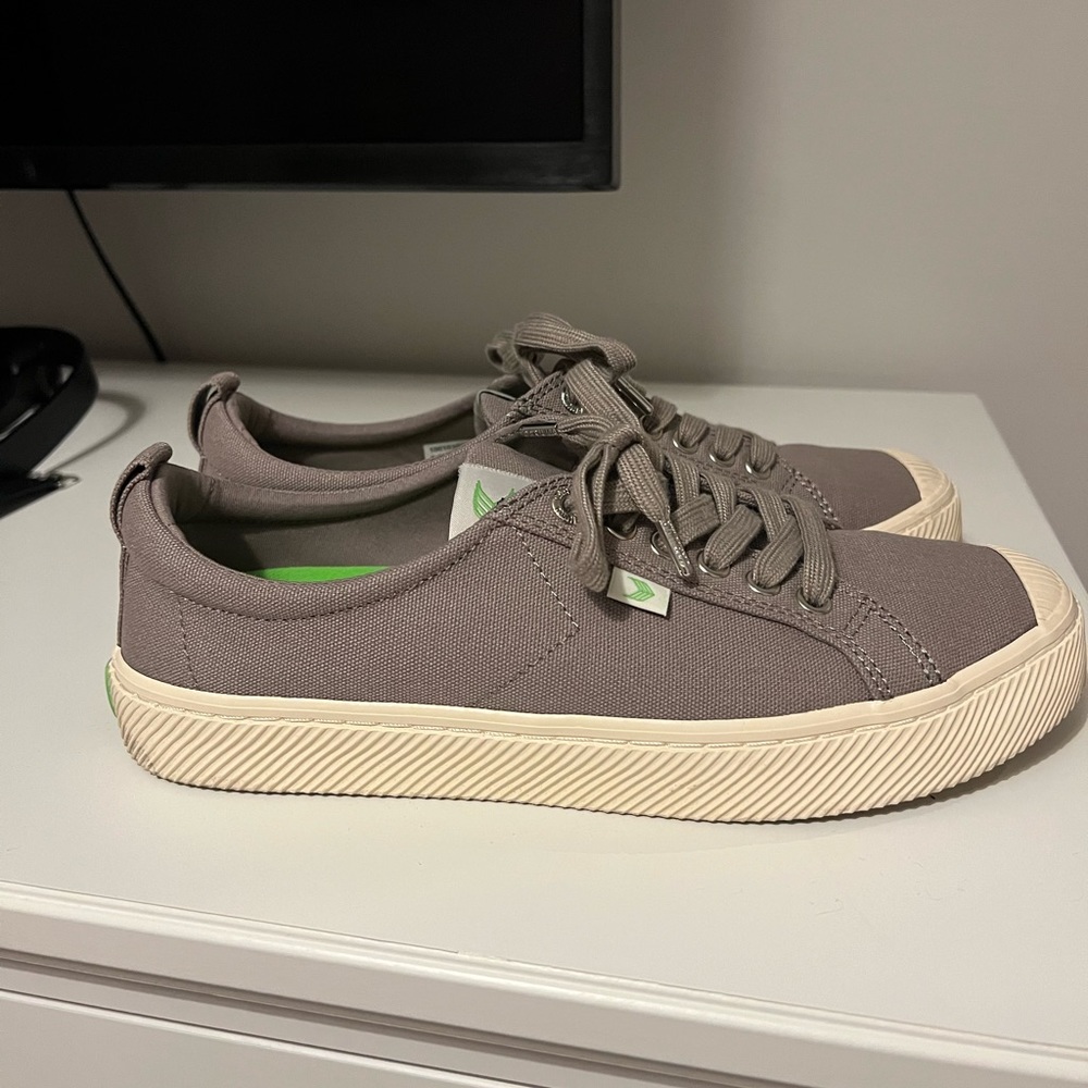 Cariuma Sneakers